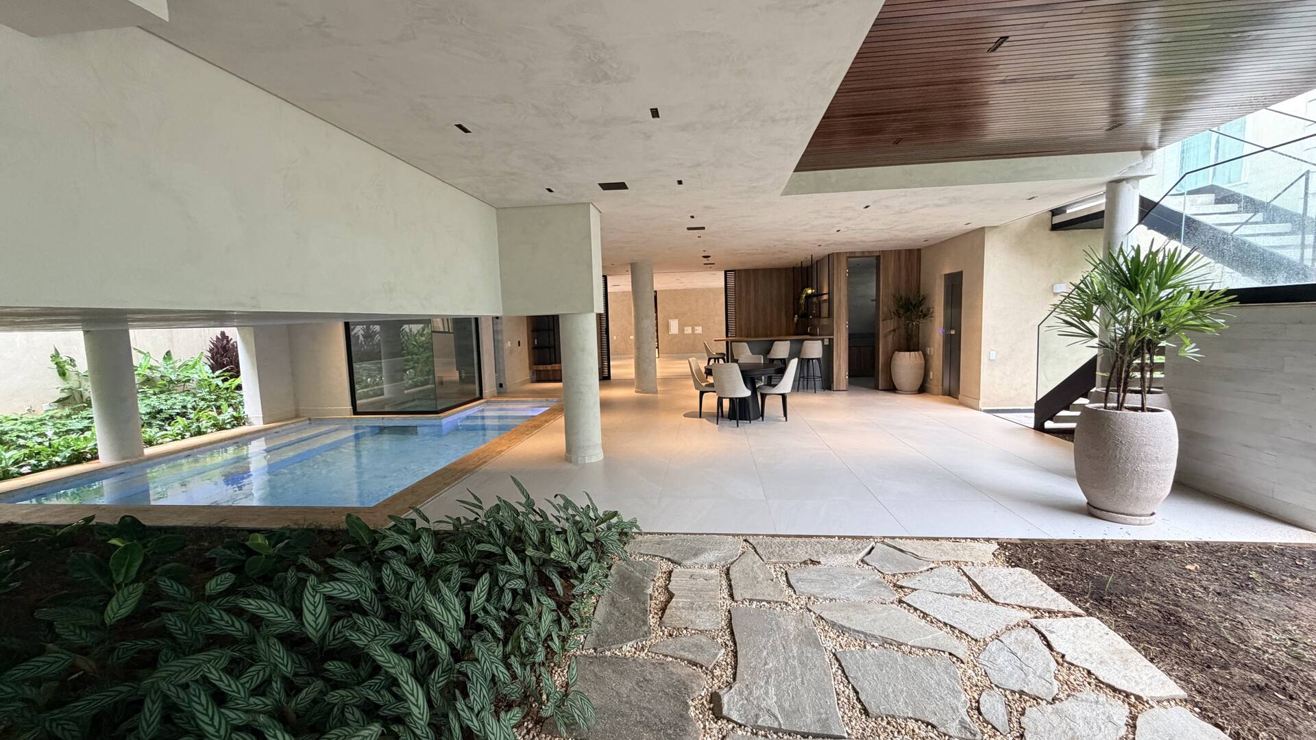 Casa à venda no Tamboré 2 com 5 suítes, duas adegas, elevador e vista permanente