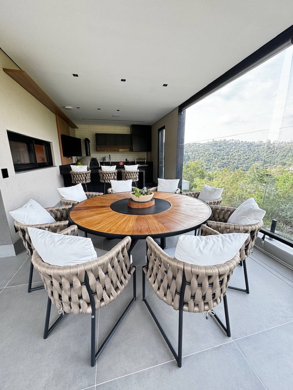 Casa Contemporânea à Venda em Alphaville com 5 Suítes, Spa e Piscina Aquecida