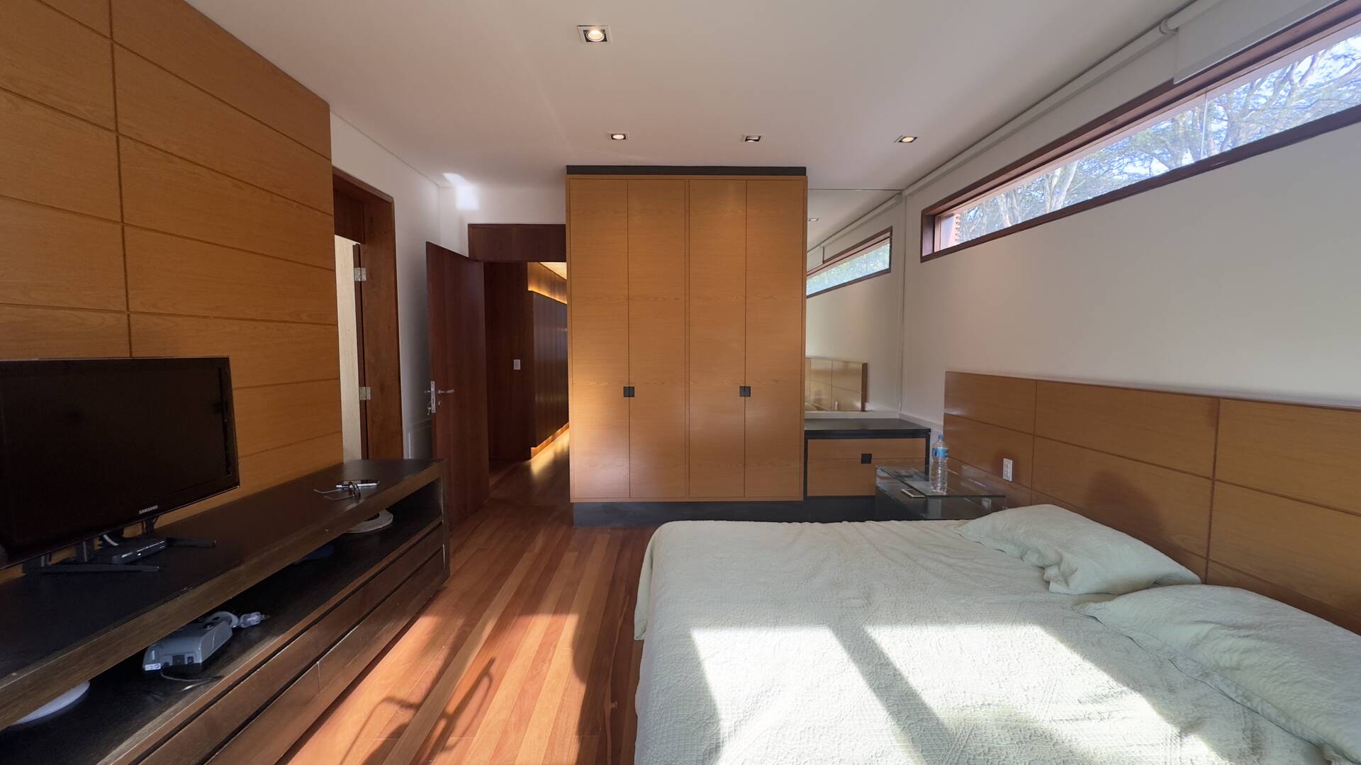 Casa Contemporânea com Vista Permanente, Piscina com Raia e Projeto Autoral em Alphaville