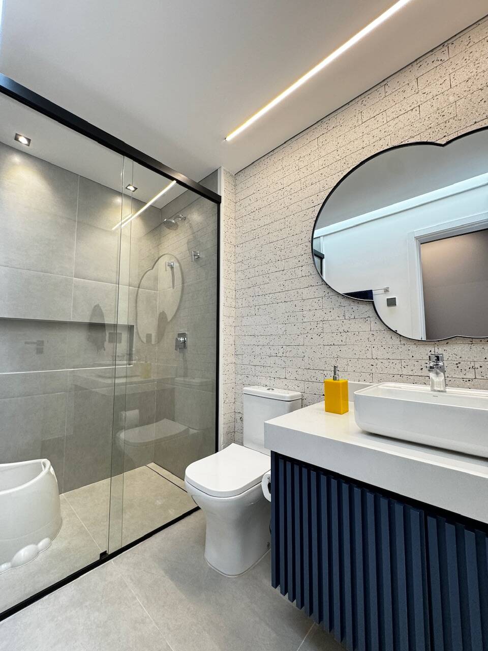 Casa Contemporânea à Venda em Alphaville com 5 Suítes, Spa e Piscina Aquecida