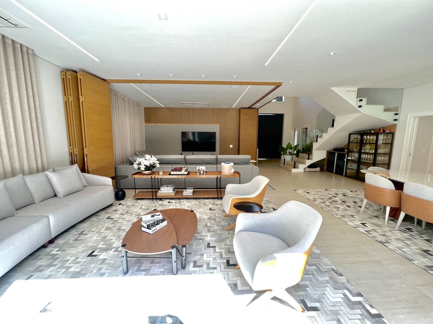 Casa Tamboré 10 mobiliada à venda em Alphaville | 4 suítes, automação e pronta para morar