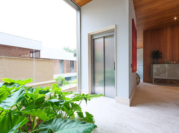 Casa à venda no Tamboré 2 com projeto Rodrigo Latorre e adega climatizada para 700 garrafas