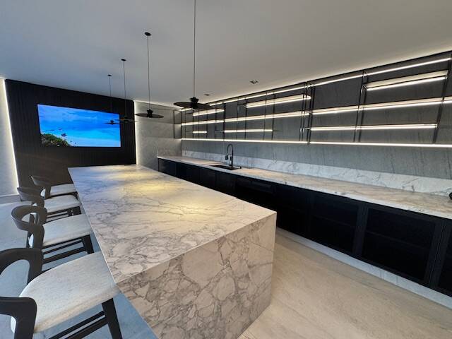 Casa à venda com 1.469 m², 6 suítes, rooftop e cinema privativo em Alphaville