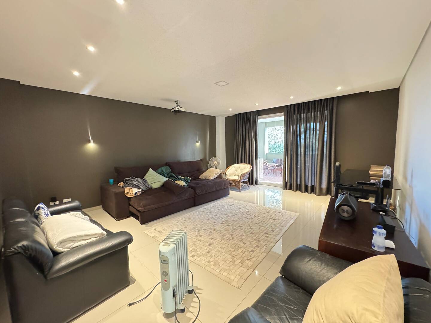 Casa à Venda no Tamboré 1 com Vista Permanente para o Lago e Rooftop Panorâmico