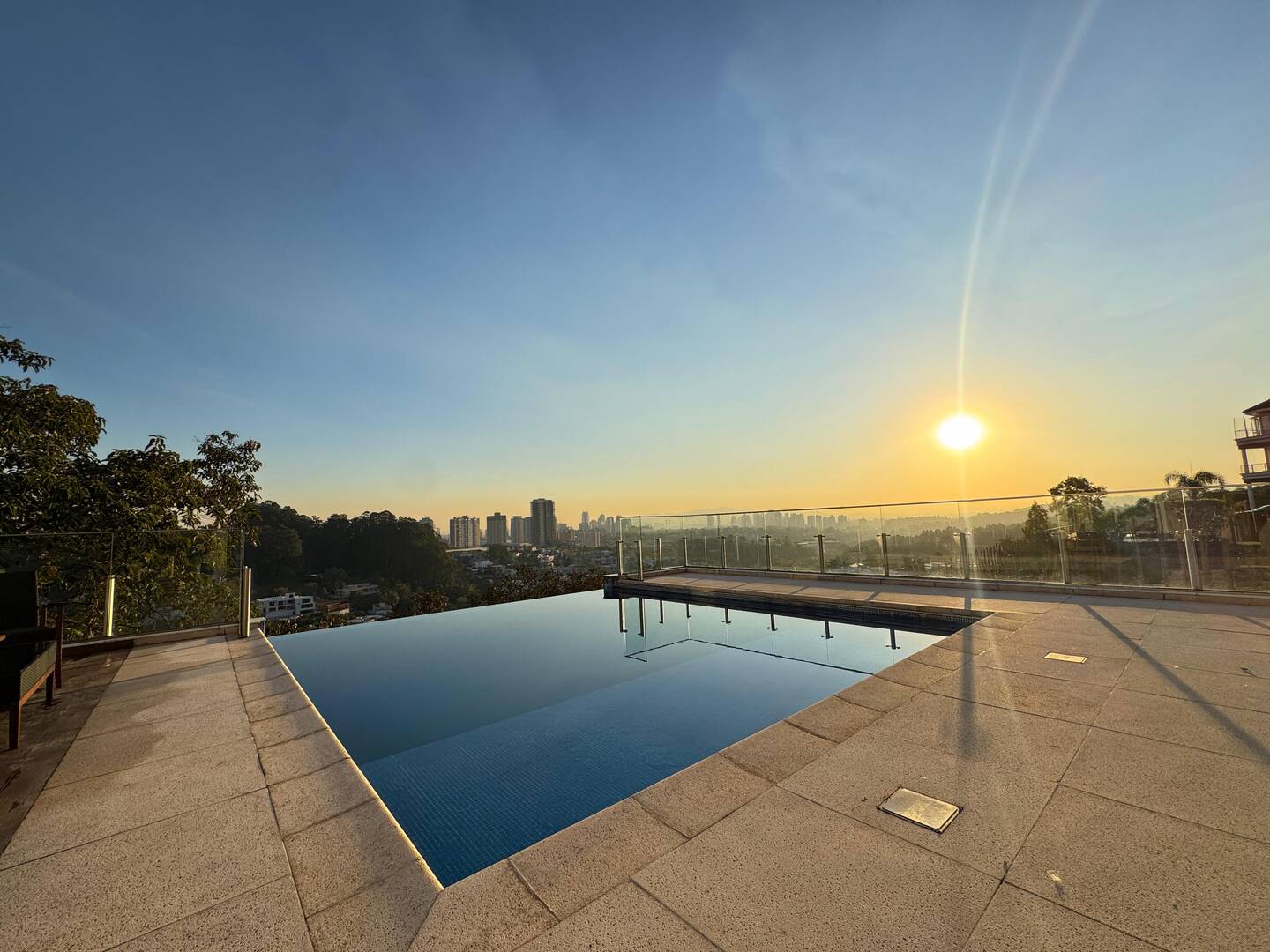 Casa à Venda no Tamboré 1 com Vista Permanente para o Lago e Rooftop Panorâmico