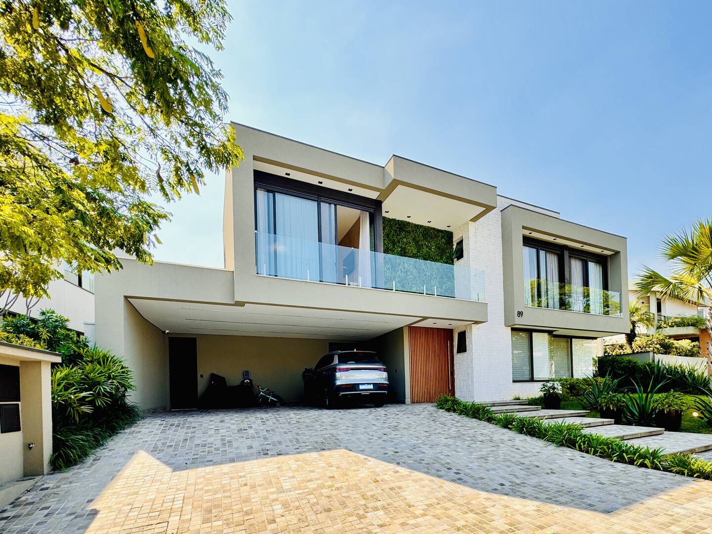 Casa mobiliada à venda no Alpha Zero com 4 suítes e energia fotovoltaica