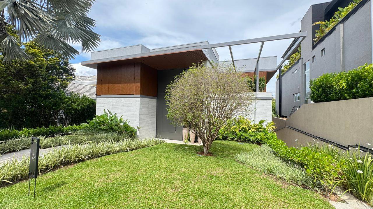 Casa à venda no Tamboré 2 com 5 suítes, duas adegas, elevador e vista permanente