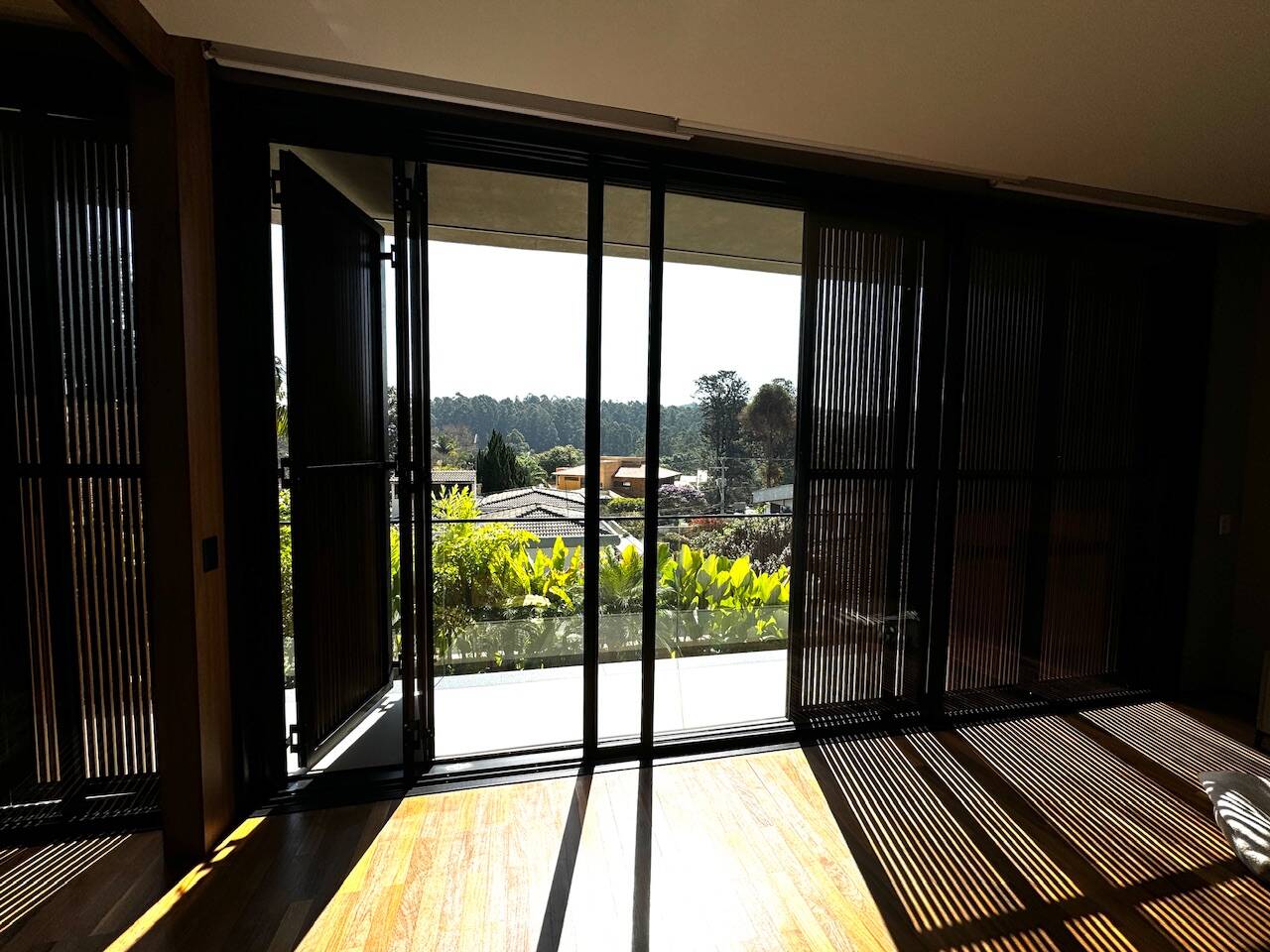 Casa recém-construída à venda no Alphaville Residencial 1 com 4 suítes e automação