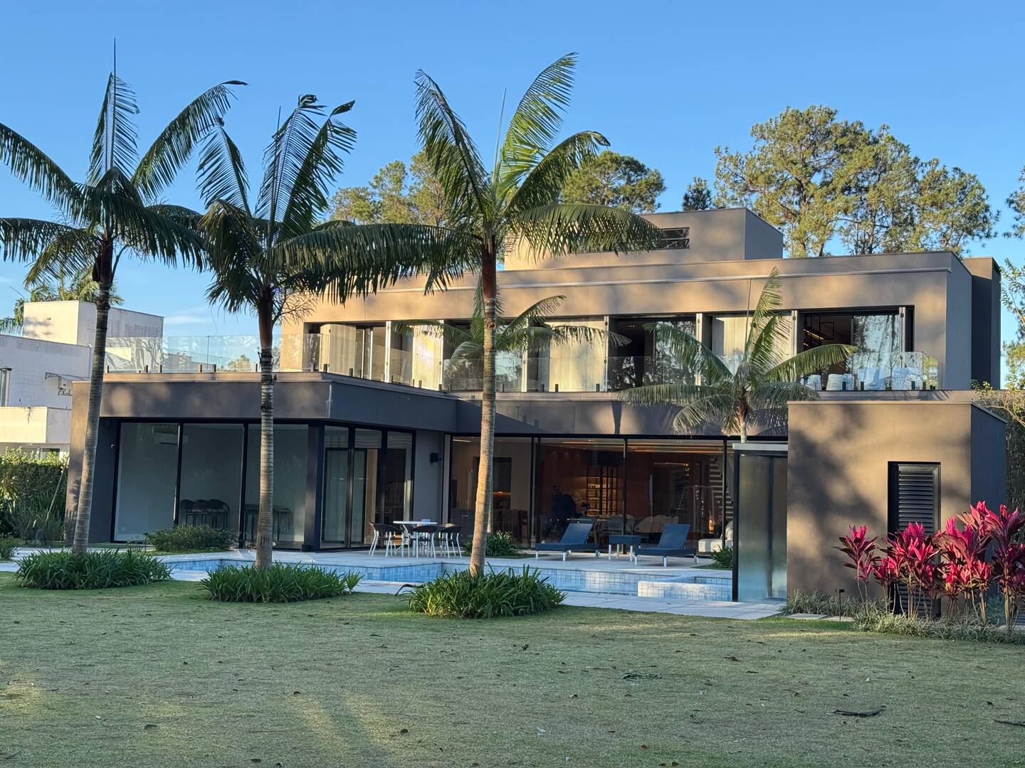 Casa com projeto de Breno Santiago e lazer completo no Haras Guancan