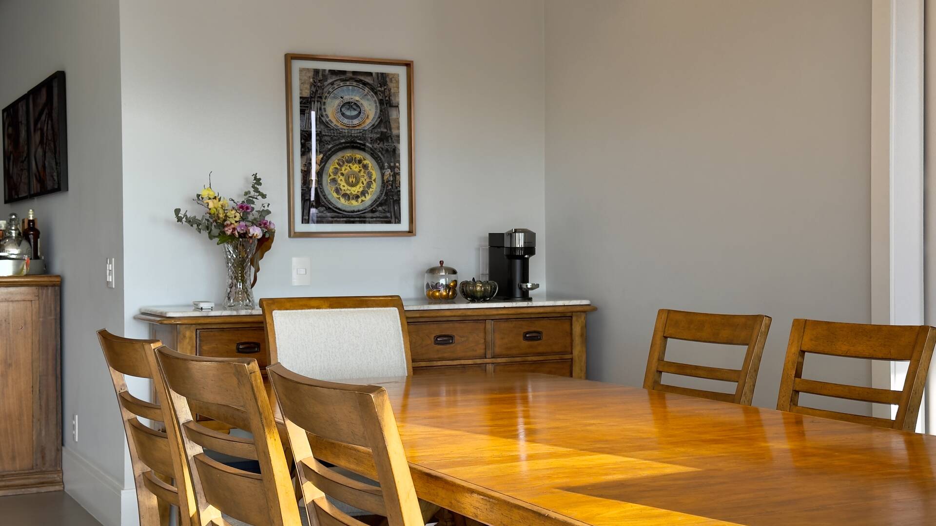 Casa à venda no Tamboré 10 com 4 suítes, área gourmet integrada e 539 m²