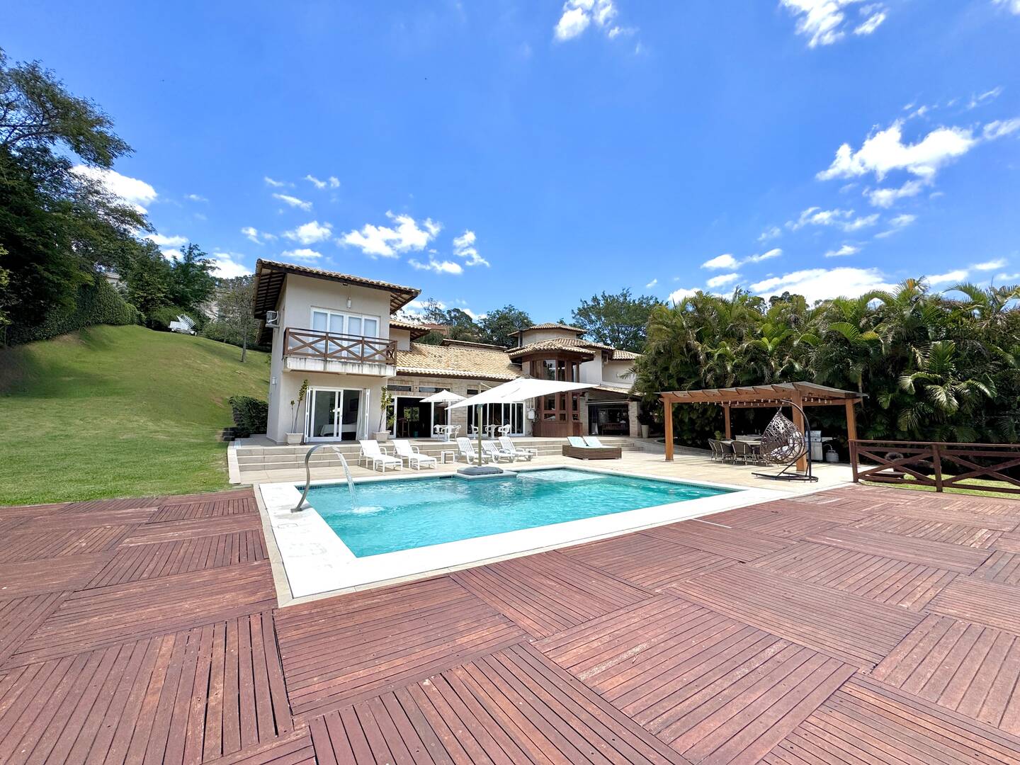 Casa à Venda no Tamboré 1 com 4.000 m², Vista Permanente e Estilo Casa de Campo