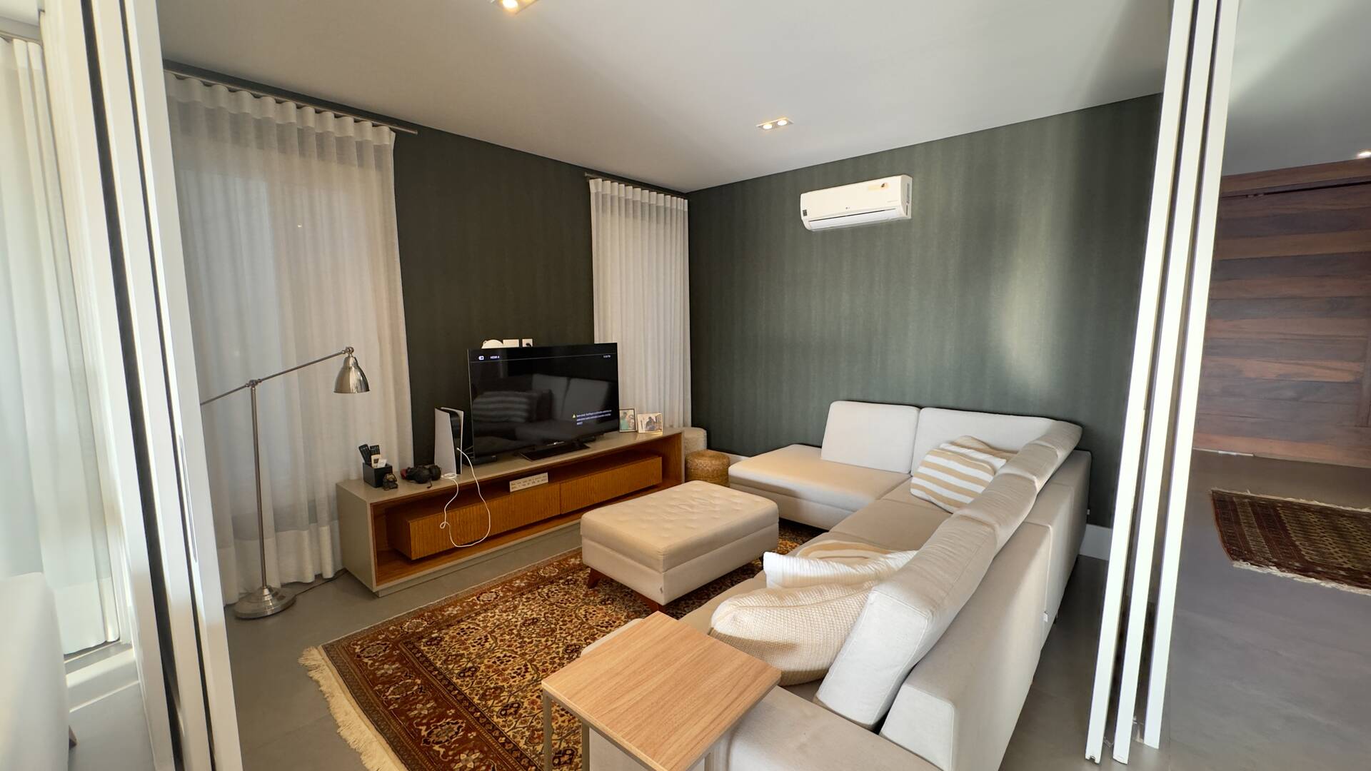 Casa à venda no Tamboré 10 com 4 suítes, área gourmet integrada e 539 m²