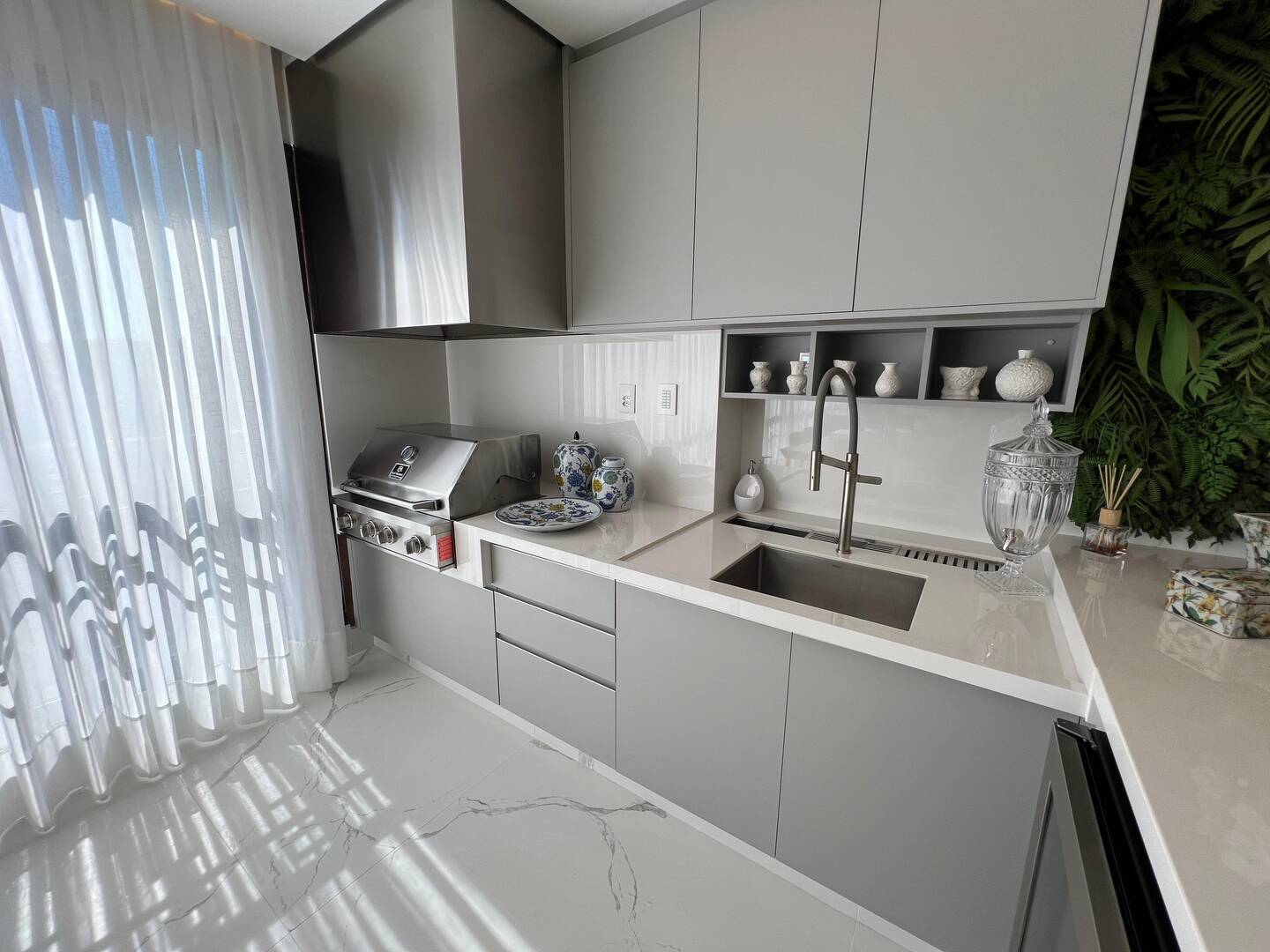 Apartamento mobiliado no ATRIA Alphaville com 3 suítes e automação completa