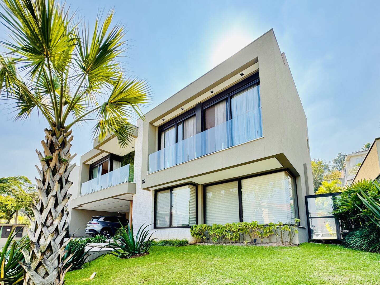 Casa mobiliada à venda no Alpha Zero com 4 suítes e energia fotovoltaica