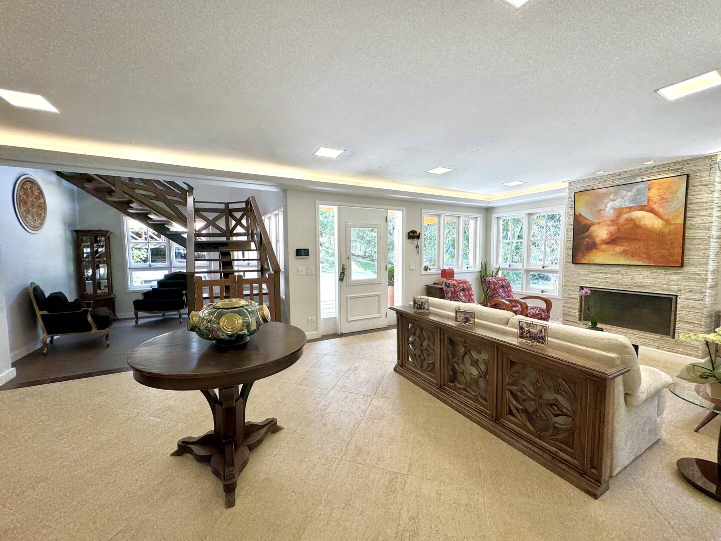 Casa à Venda no Tamboré 1 com 4.000 m², Vista Permanente e Estilo Casa de Campo