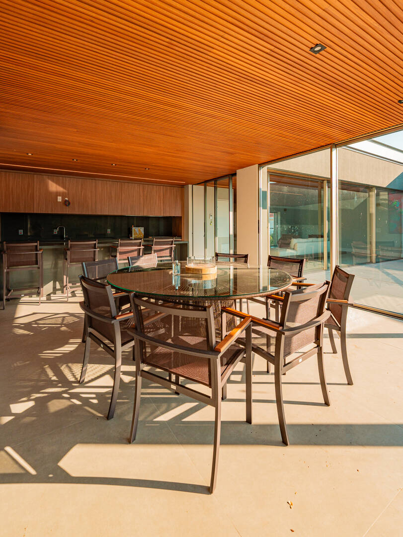 Casa porteira fechada à venda em Alphaville | 5 suítes, rooftop e mobiliada