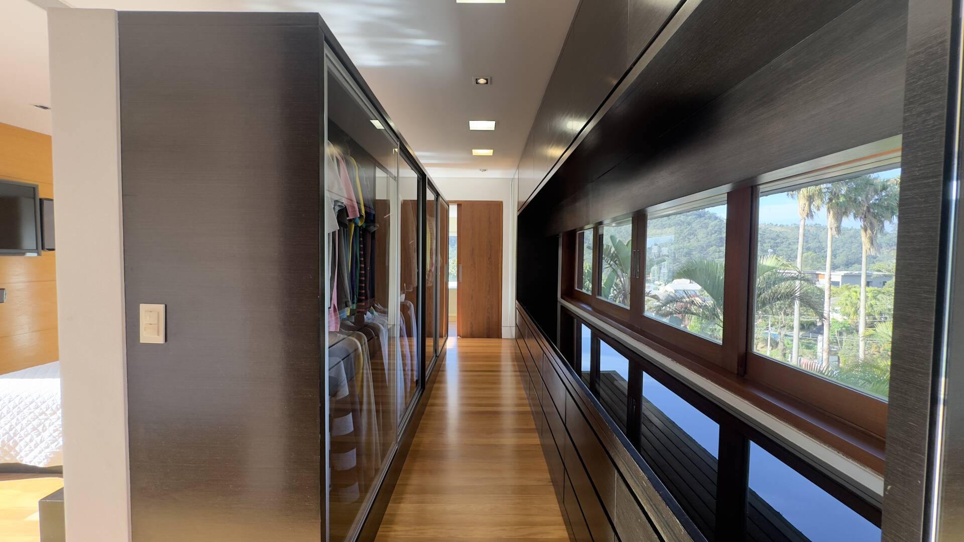 Casa Contemporânea com Vista Permanente, Piscina com Raia e Projeto Autoral em Alphaville
