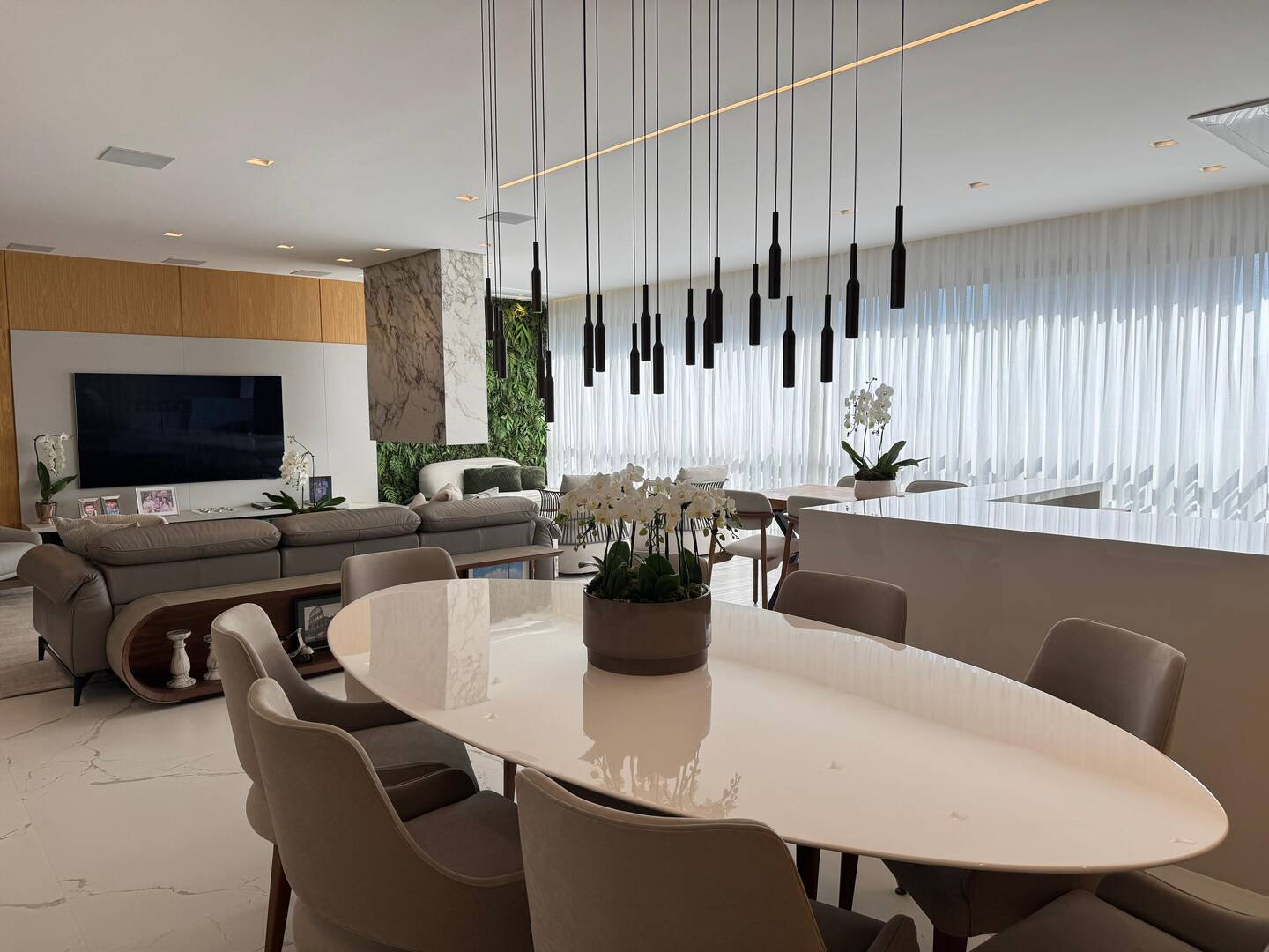 Apartamento mobiliado no ATRIA Alphaville com 3 suítes e automação completa