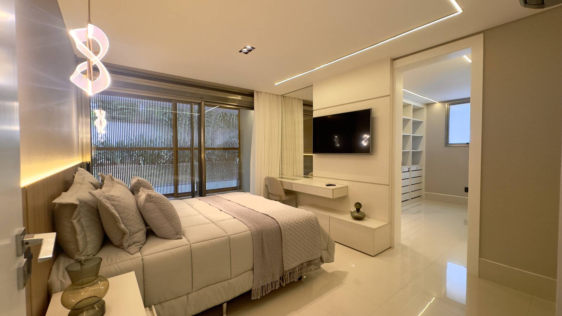 Casa de Alto Padrão à Venda no Tamboré 3 | Frente para o Lago | 5 Suítes | 870 m²