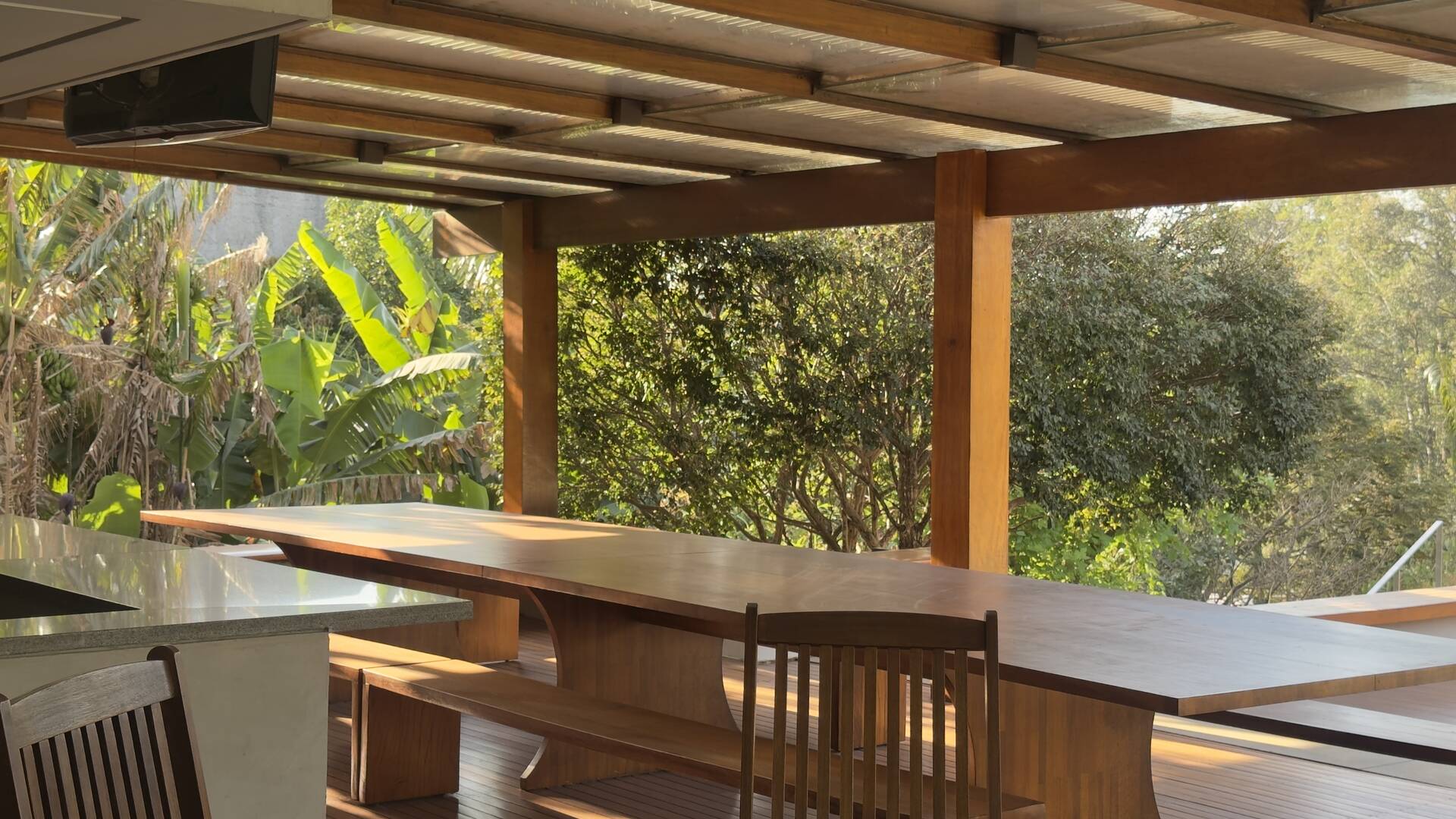 Casa Contemporânea com Vista Permanente, Piscina com Raia e Projeto Autoral em Alphaville