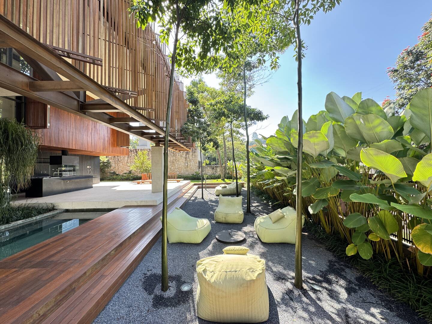 Casa contemporânea com 4 suítes, arquitetura autoral e área de lazer integrada