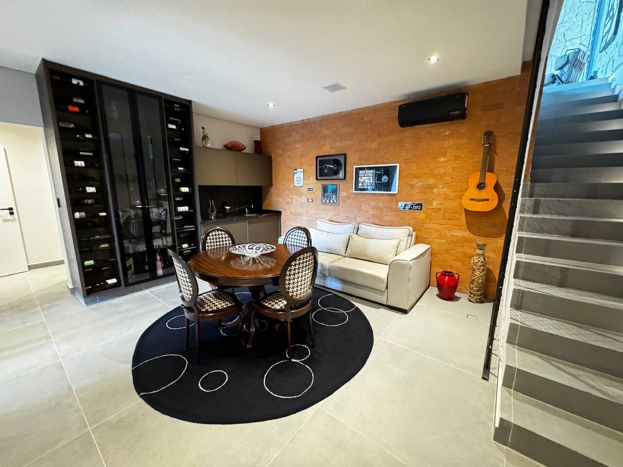 Casa Contemporânea à Venda em Alphaville com 5 Suítes, Spa e Piscina Aquecida