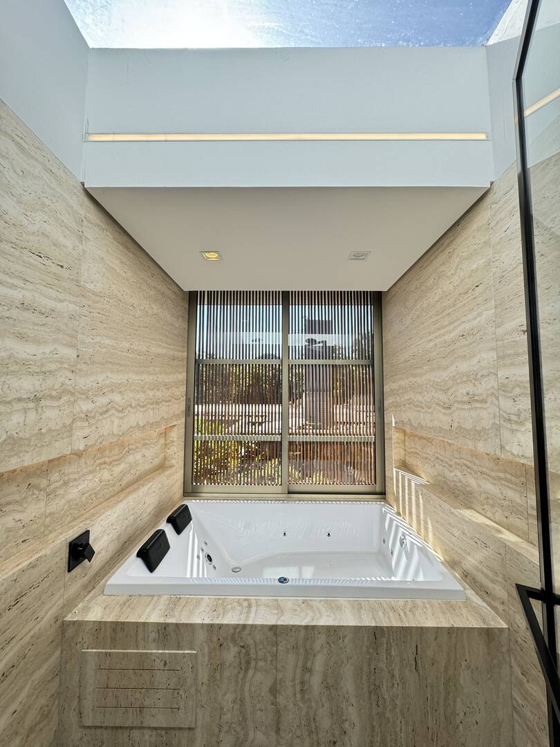 Casa contemporânea com 4 suítes, arquitetura autoral e área de lazer integrada