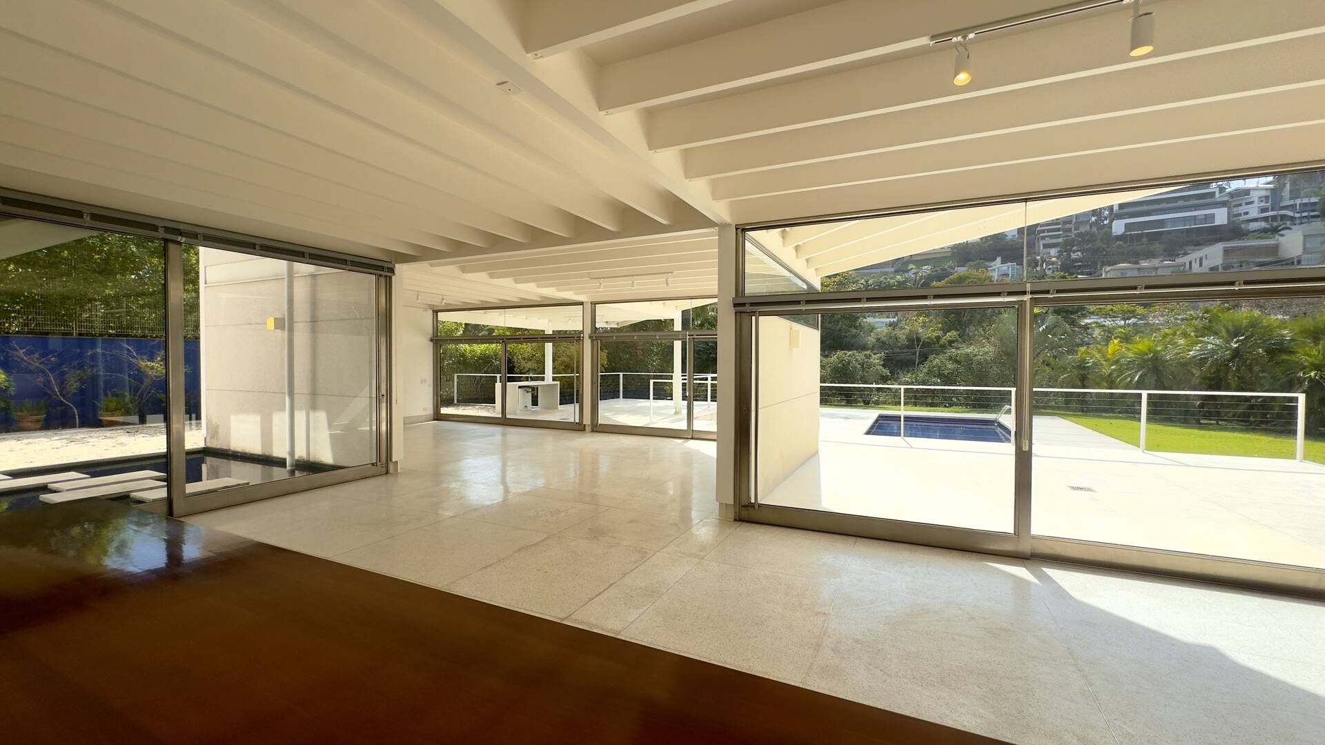 Residência Assinada por George Mills no Tamboré 1 com Arquitetura Autoral e 1.525 m² de Terreno