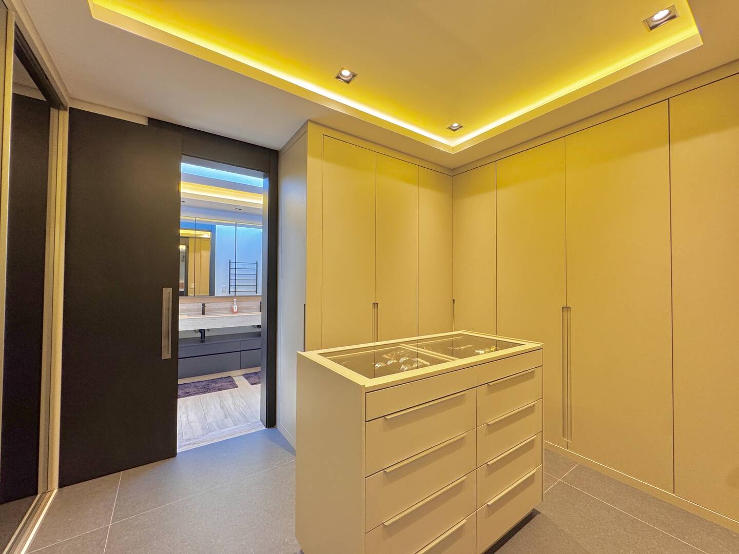 Casa nova e mobiliada à venda no Villa Solaia com 4 suítes e lazer completo