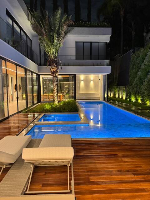 Casa à venda com 1.469 m², 6 suítes, rooftop e cinema privativo em Alphaville