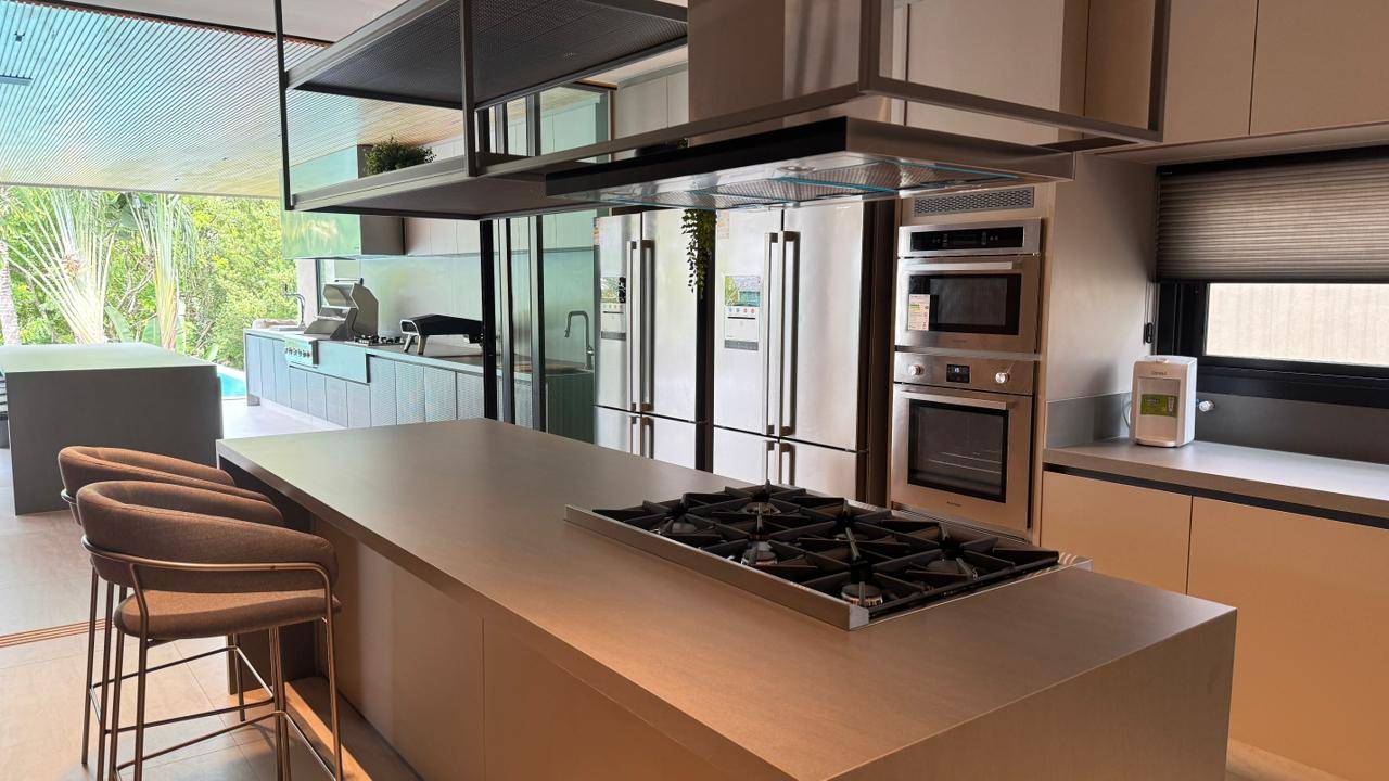 Casa à venda no Tamboré 2 com 5 suítes, duas adegas, elevador e vista permanente