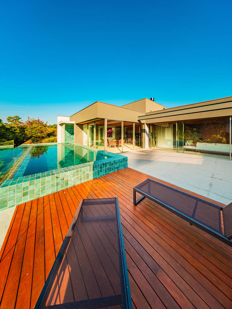 Casa porteira fechada à venda em Alphaville | 5 suítes, rooftop e mobiliada