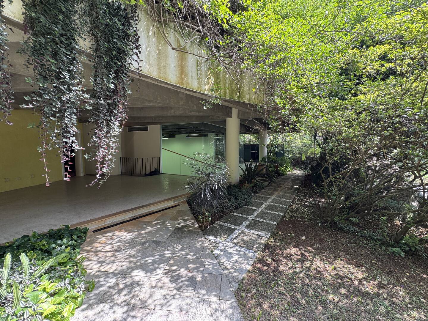 Casa de arquitetura assinada por Sidônio Porto no Tamboré 1