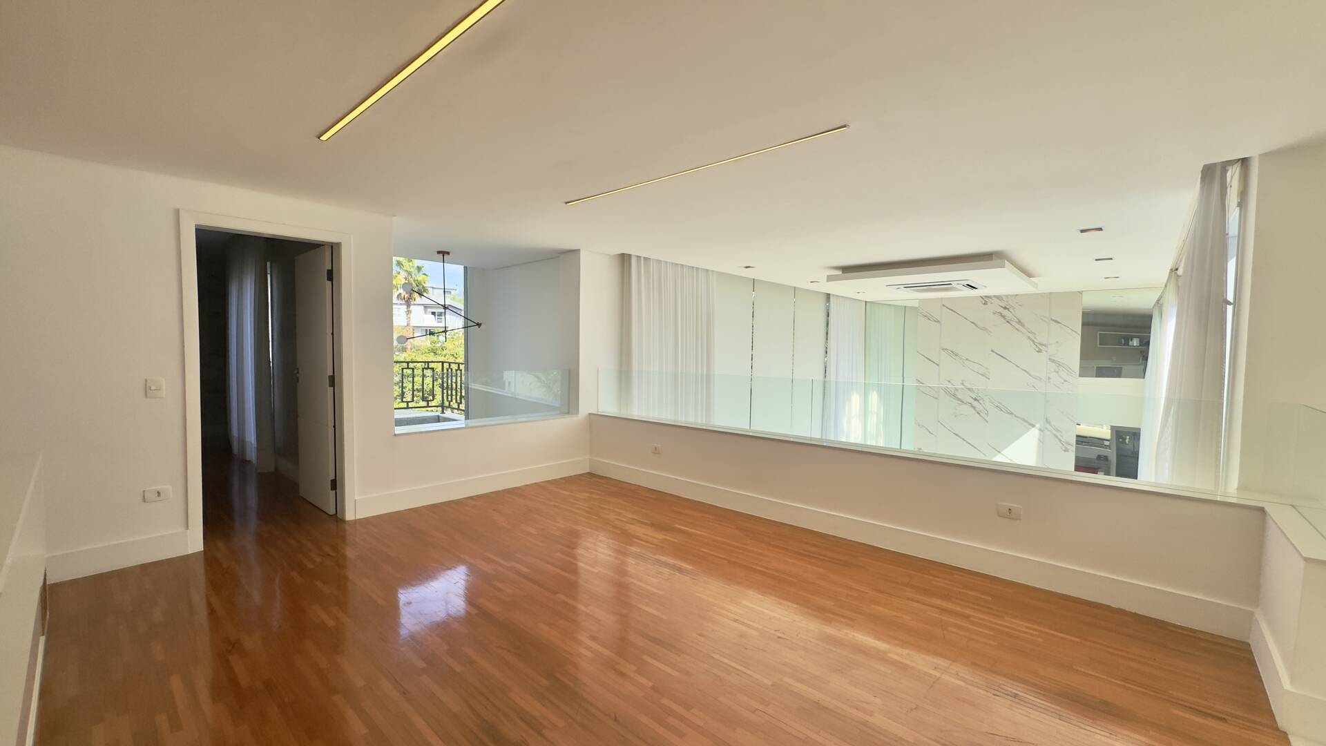 Casa Contemporânea à Venda em Alphaville com 4 Suítes, Piscina e Integração de Ambientes