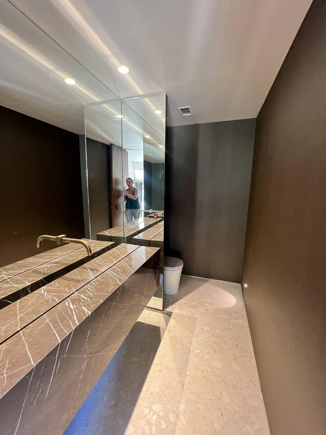 Residência autoral de David Bastos com piscina natural e design brasileiro