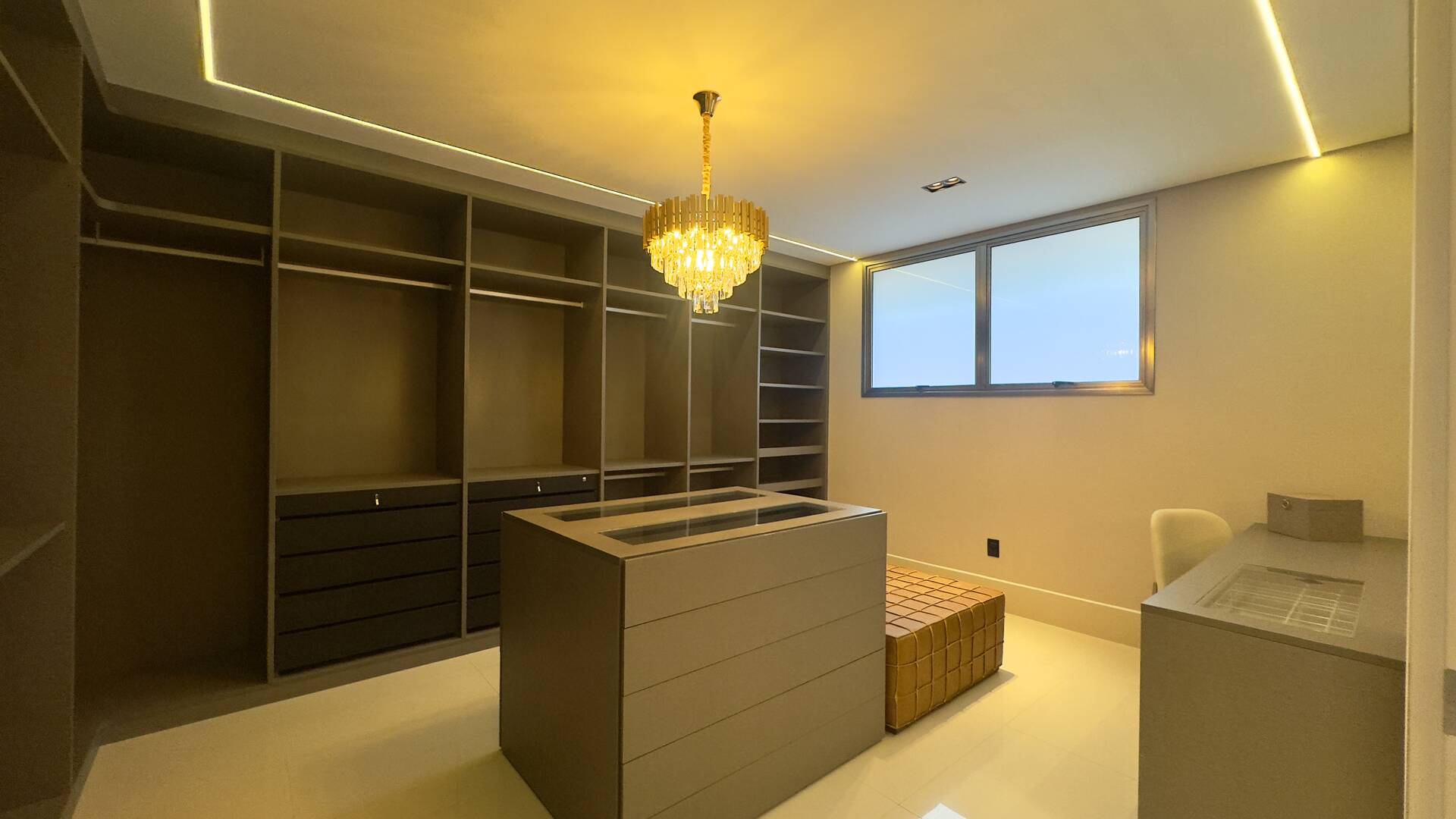 Casa de Alto Padrão à Venda no Tamboré 3 | Frente para o Lago | 5 Suítes | 870 m²