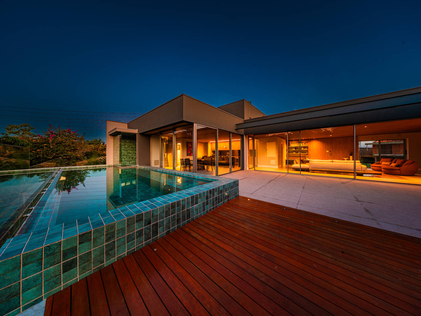 Casa porteira fechada à venda em Alphaville | 5 suítes, rooftop e mobiliada