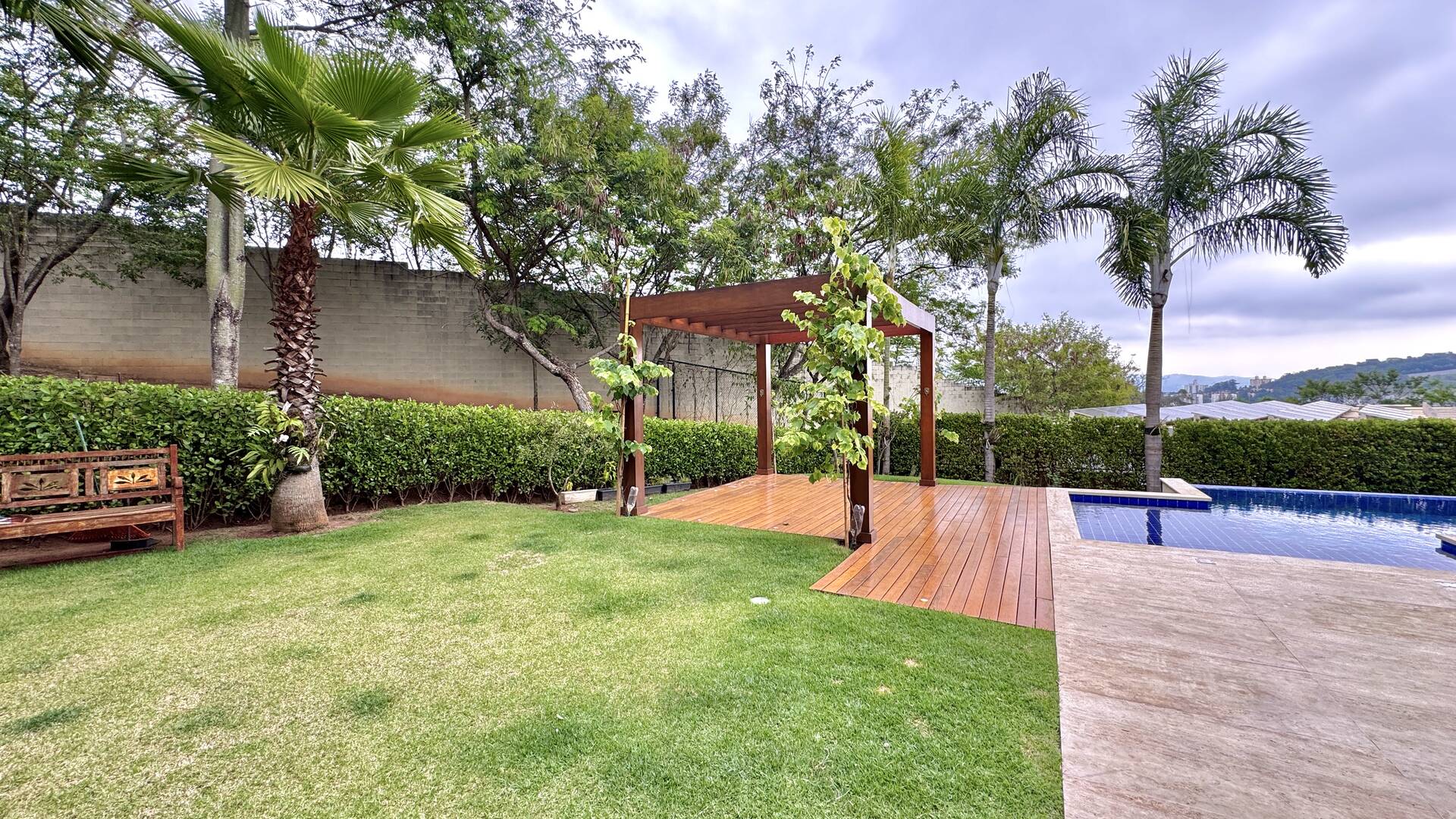 Casa Mobiliada com 4 Suítes, Cinema e Área Gourmet Completa em Alphaville