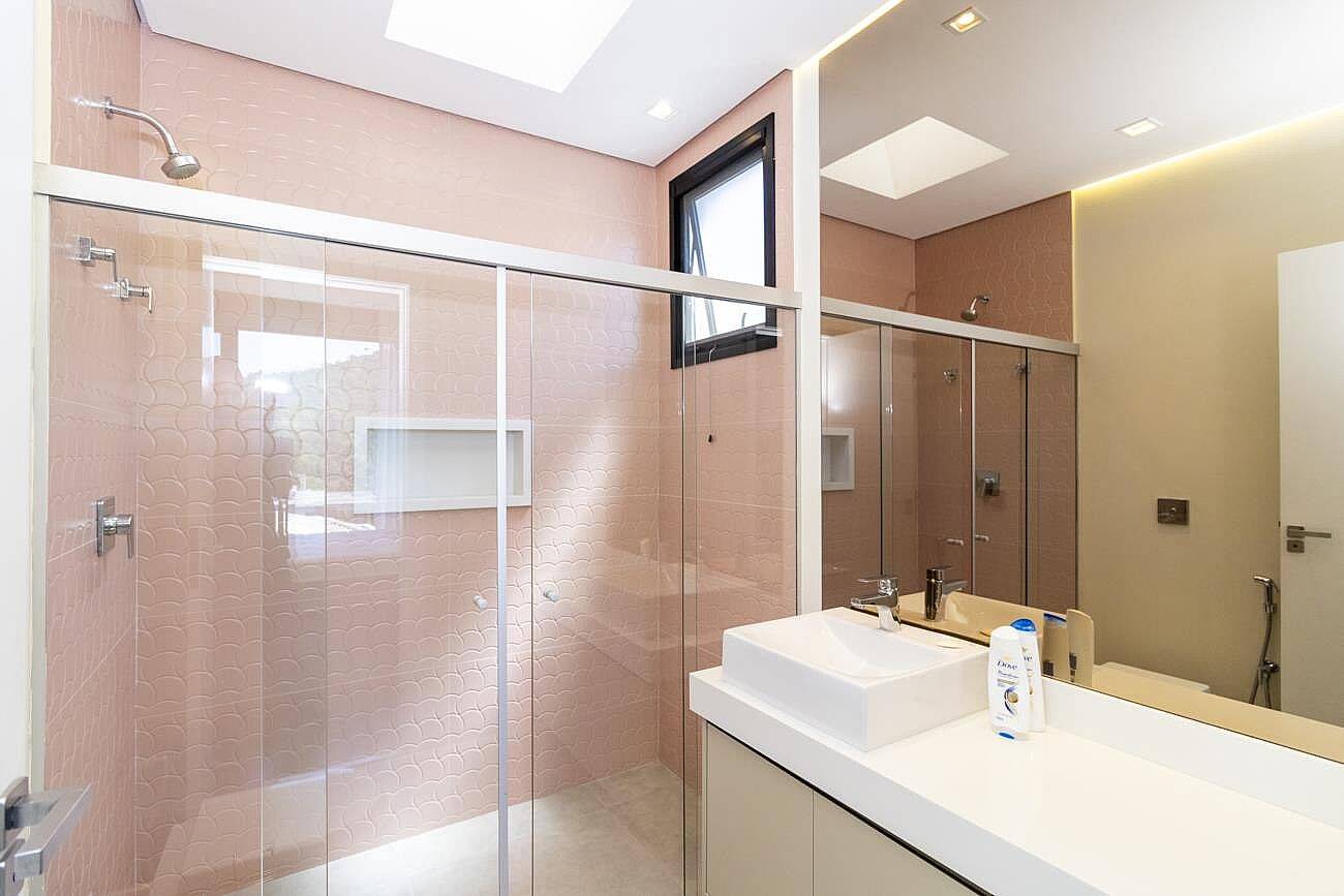 Casa à venda em Alphaville com 4 suítes, piscina aquecida, sauna e sistema fotovoltaico