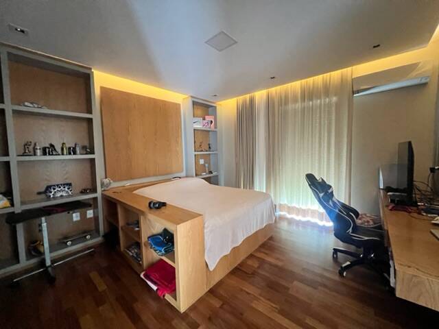 Casa com 5 suítes, elevador e lazer completo à venda em Alphaville