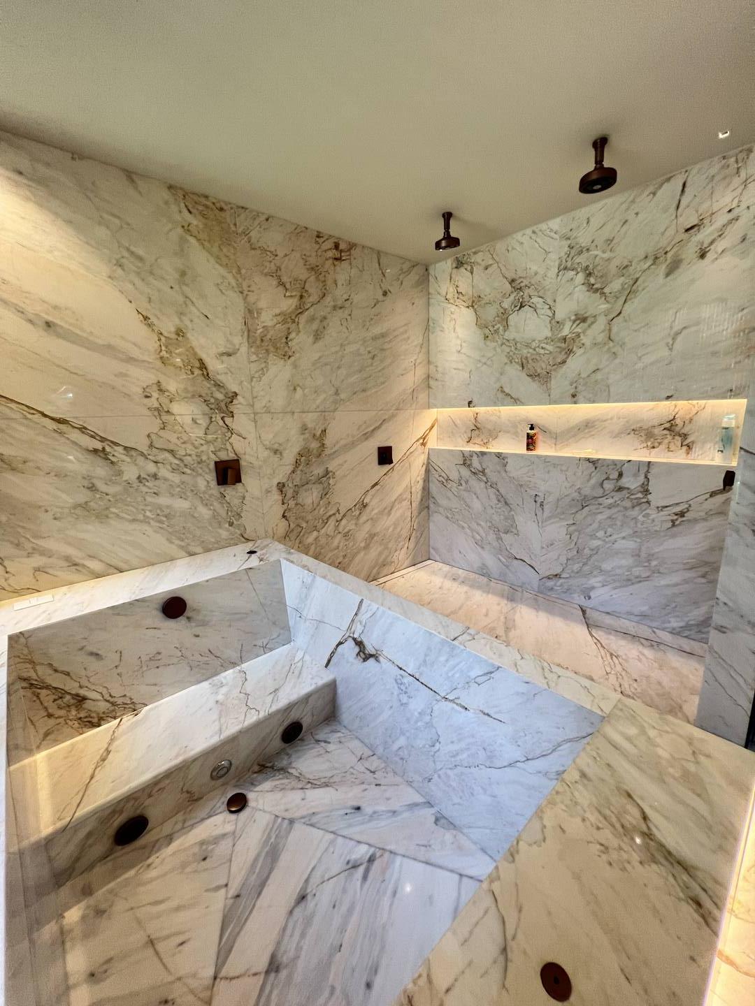 Residência autoral de David Bastos com piscina natural e design brasileiro