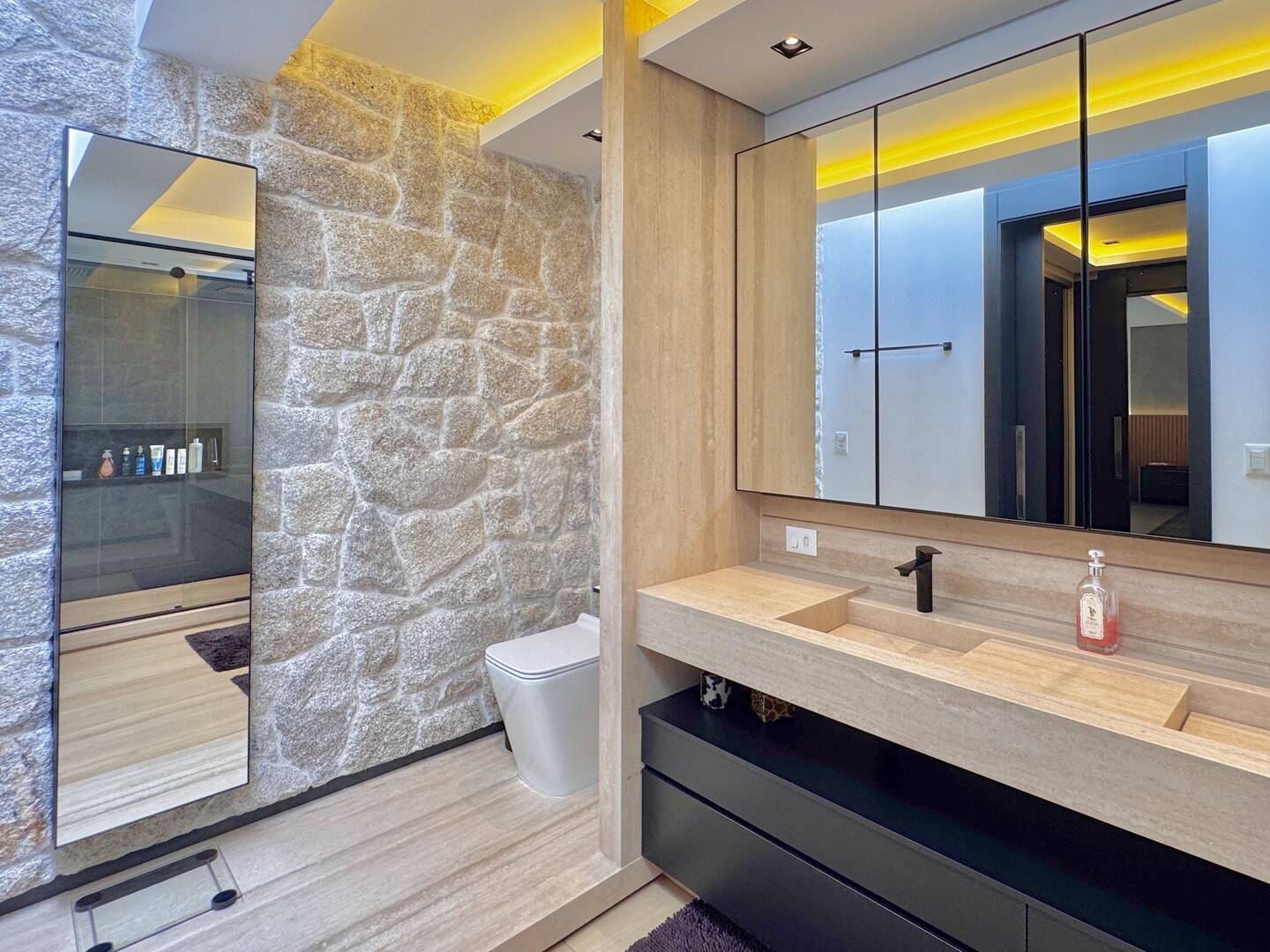 Casa nova e mobiliada à venda no Villa Solaia com 4 suítes e lazer completo
