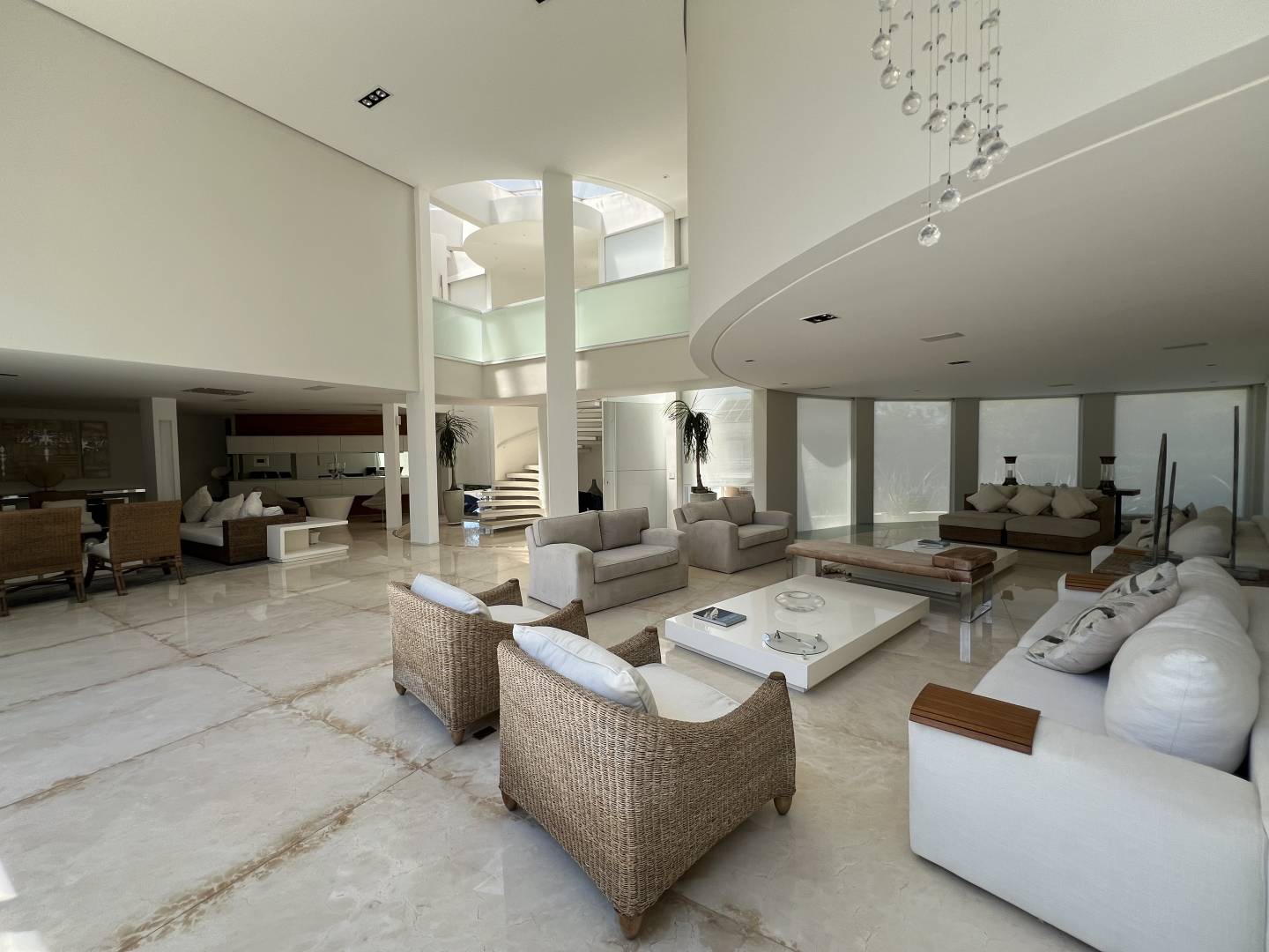 Casa à venda no Alphaville Residencial 2 com 5 suítes, piscina natural e firepit