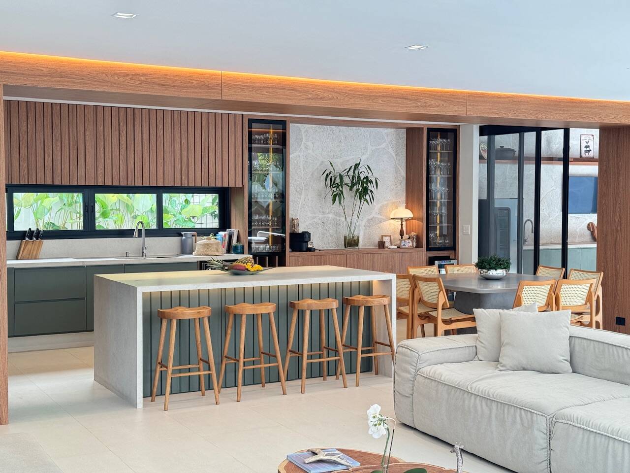 Casa totalmente reformada e mobiliada à venda no Alphaville Residencial 1 com 4 suítes
