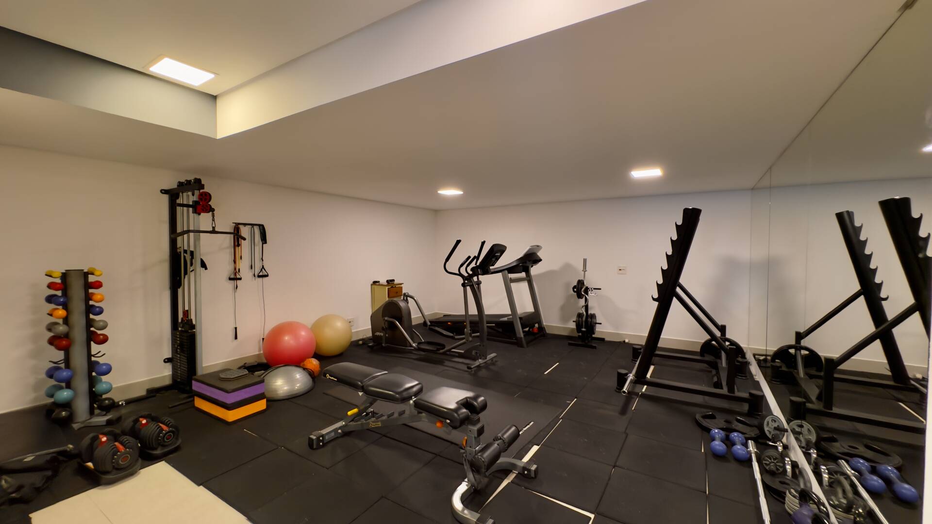 Casa à venda no Tamboré 10 com 4 suítes, área gourmet integrada e 539 m²