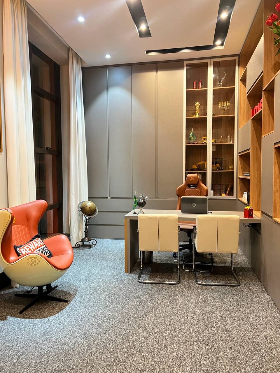 Residência Assinada por Karina Stein com 11 Suítes e Infraestrutura Completa de Lazer