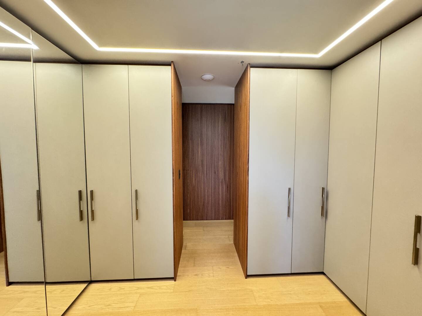 Casa contemporânea com 4 suítes, arquitetura autoral e área de lazer integrada