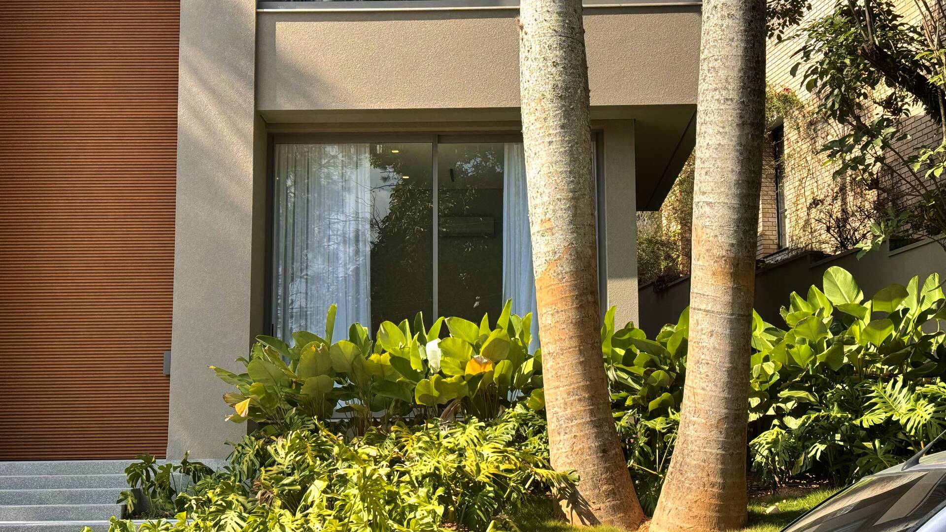 Casa Contemporânea no Tamboré 3 com Rooftop, 5 Suítes e Vista Permanente para a Praça