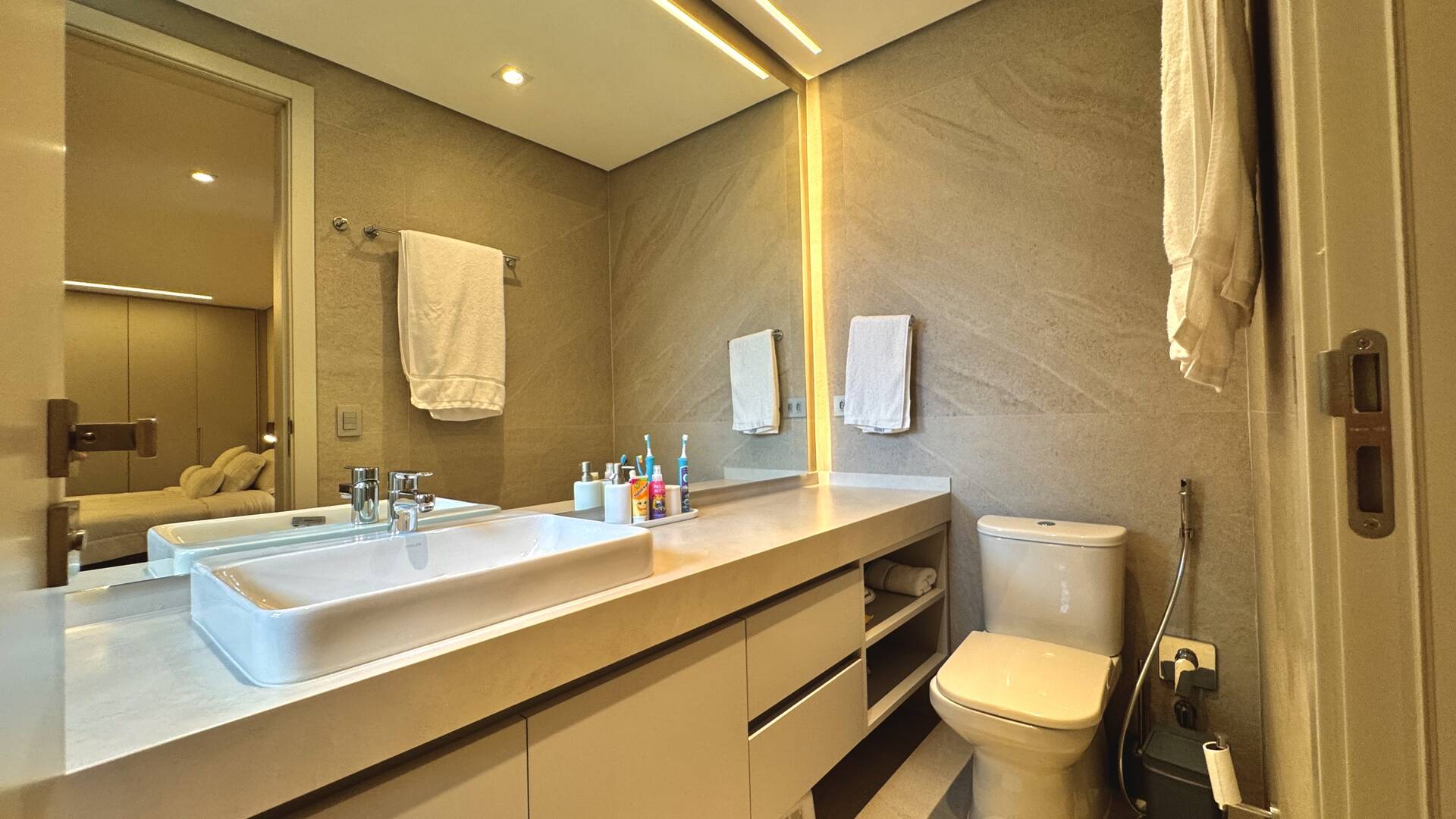 Casa com retrofit completo, 4 suítes e mobiliário assinado à venda em Alphaville