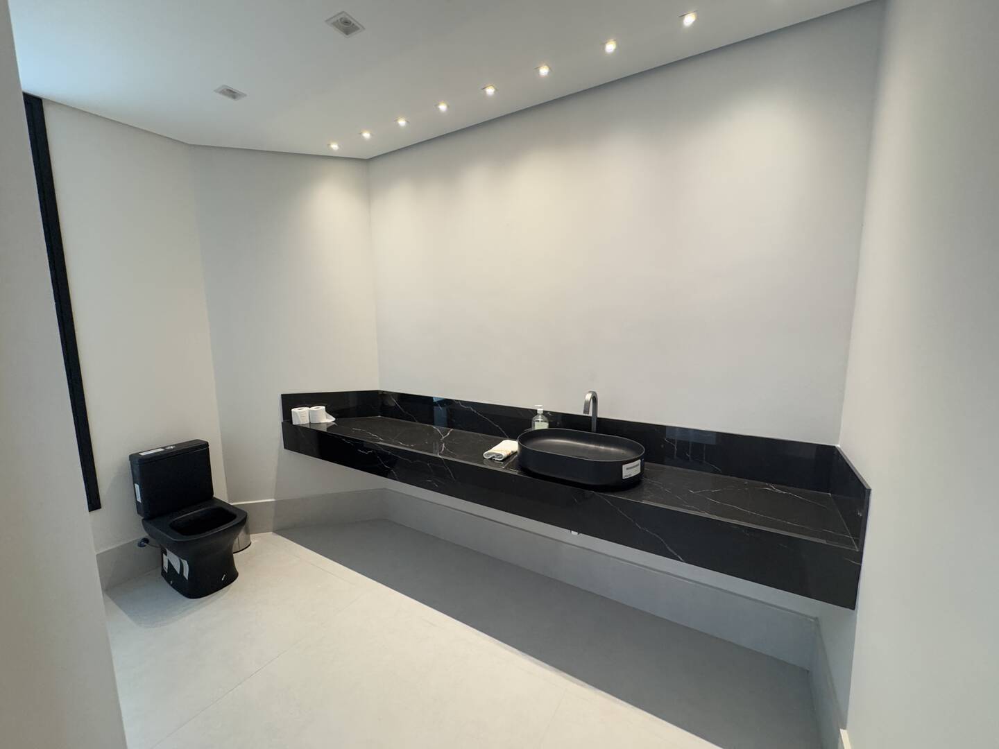 Casa à venda com 4 suítes, piscina com prainha e área gourmet integrada